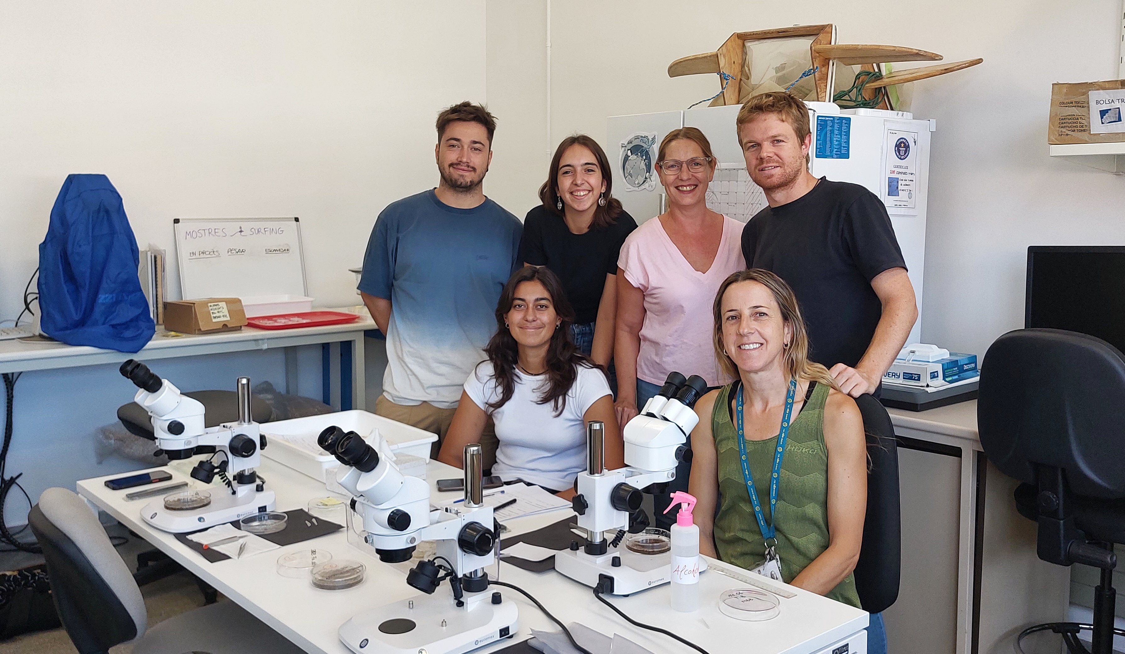Researchers from the Marine Geosciences Research Group of the UB Faculty of Earth Sciences Oriol Uviedo, Arantxa Estrada, Montse Guart, Liam de Haan (standing) and Carla Martínez and Anna Sanchez-Vidal (seated).