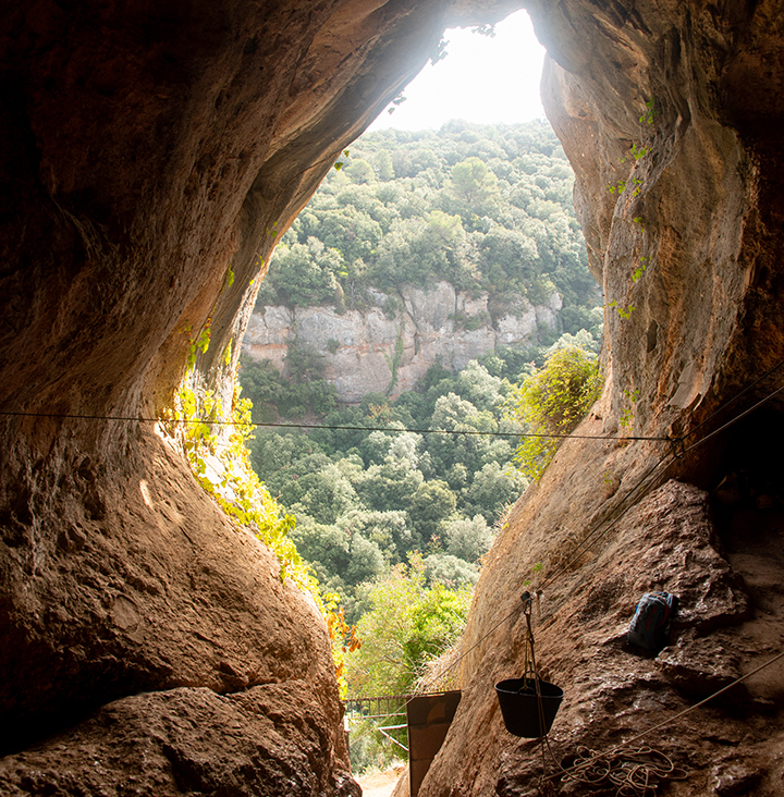 Imagen de los trabajos de excavación arqueológica desde el interior de la cueva Simanya.     