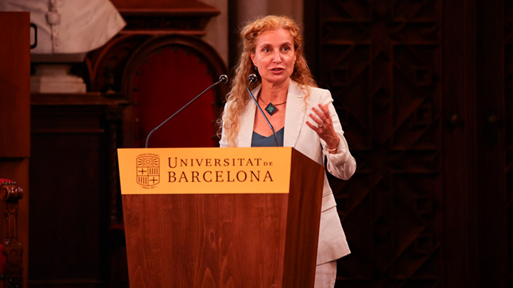 La catedràtica de la Facultat de Filologia i Comunicació de la UB, Estrella Montolío, va intervenir en representació de les direccions de les càtedres i aules de la UB.