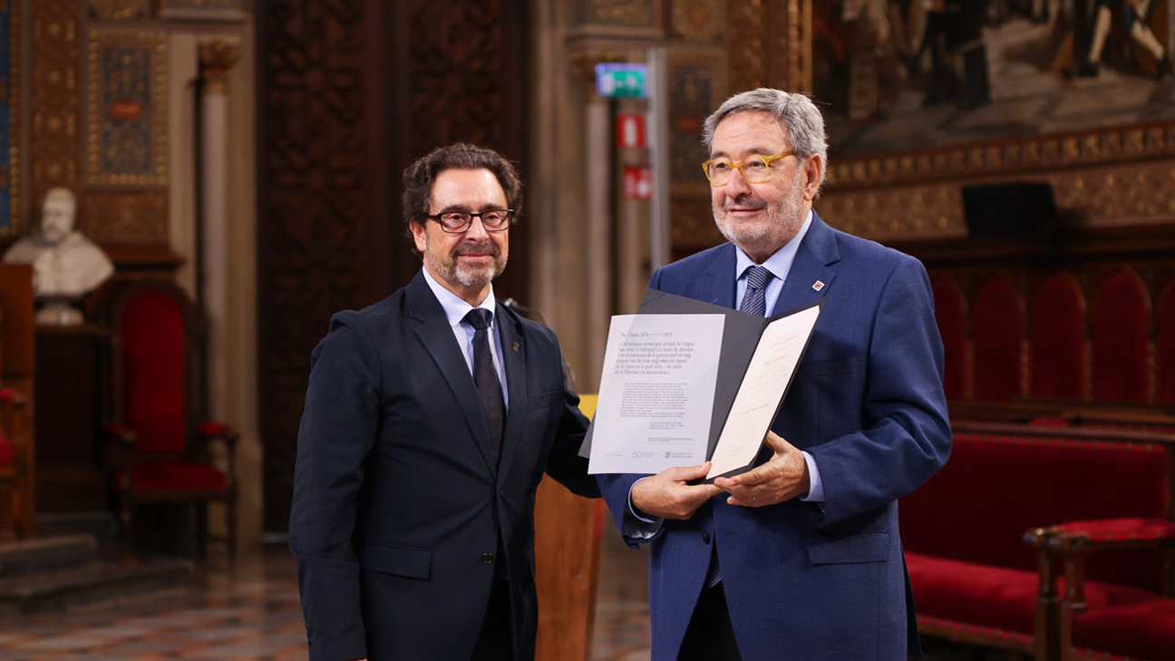 Narcís Serra, vice-president of the Pau Casals Foundation, receives the diploma from the rector of the UB, Joan Guàrdia.