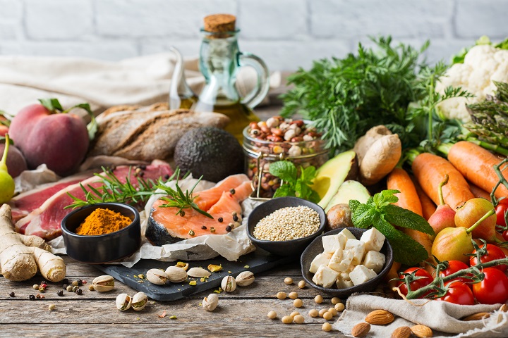 A study by the University of Barcelona and CIBERFES reveals the protective effect of the Mediterranean diet on long-term cognitive decline in the elderly.