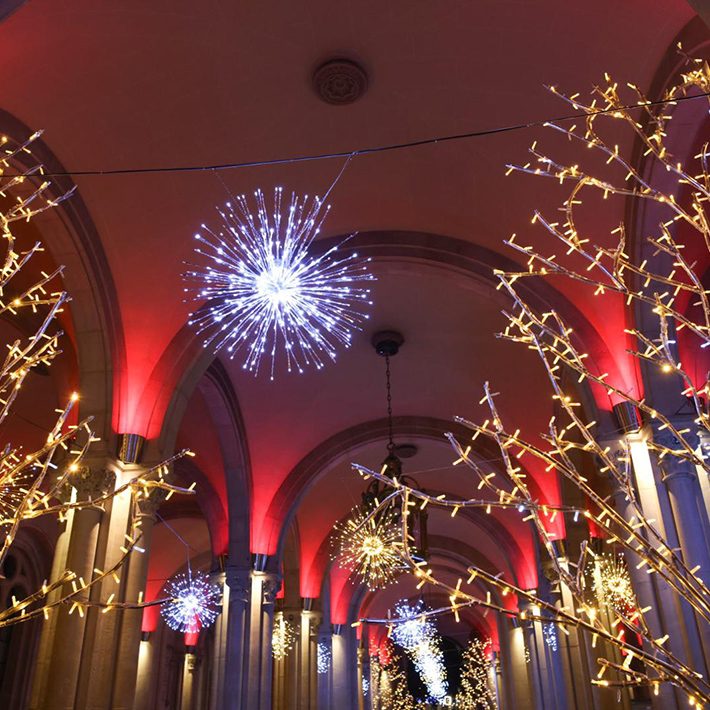 El vestíbul de lʼEdifici Històric engalanat per celebrar les festes de Nadal, l'any passat.
