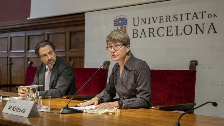 Markéta Křížová, presidenta de l’EUF, i Joan Guàrdia, rector de la UB.