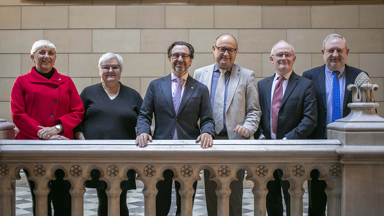 From left to right, Mercè Segarra, vice-rector for Entrepreneurship, Innovation and Transfer; Mariló Gramunt, director of the Chair; Joan Guàrdia, rector of the UB; Albert Melià, director of the Catalan Consumer Agency; Andreu Olesti Rayo, Dean of the Faculty of Law, and Xavier Lacasta, head of UB Chairs.