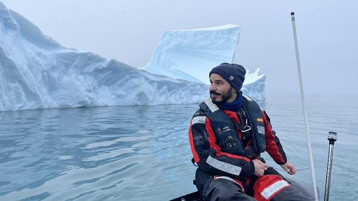 Professor Dimitris Evangelinos, first author of the study and member of the Consolidated Research Group on Marine Geosciences of the UB, in an image from the current research campaign in Antarctica.
