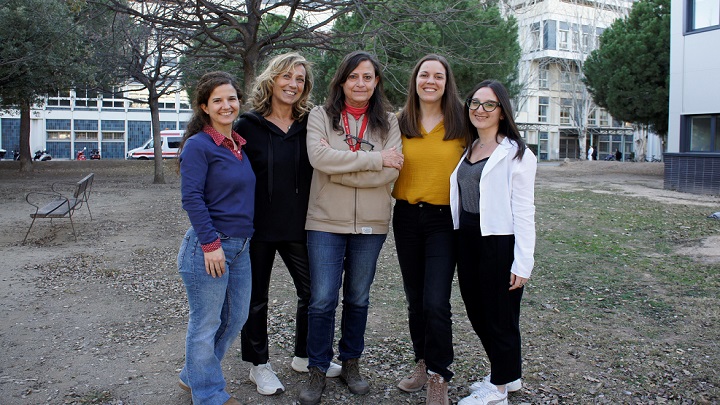 De izquierda a derecha, las investigadoras Irene Fernandez-Carasa, Antonella Consiglio, Yvonne Richaud-Patin, Meritxell Pons-Espinal y Valentina Baruffi.