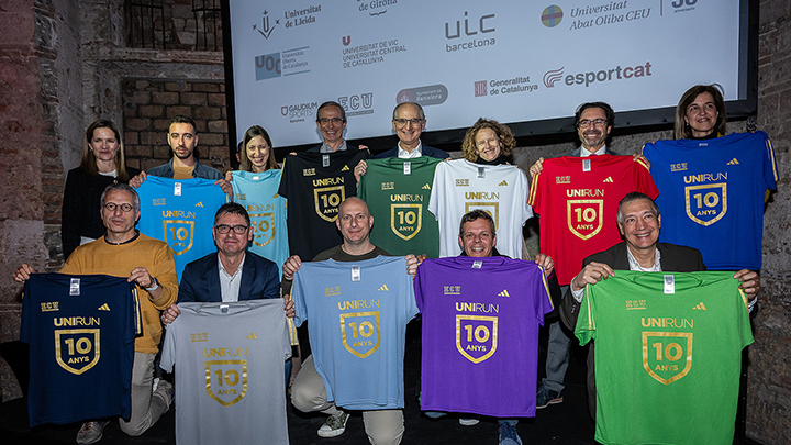 Presentació de les samarretes de les dotze universitats participants.