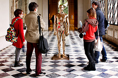Uns estudiants contemplen l'escultura <i>Young man standing</i>.
