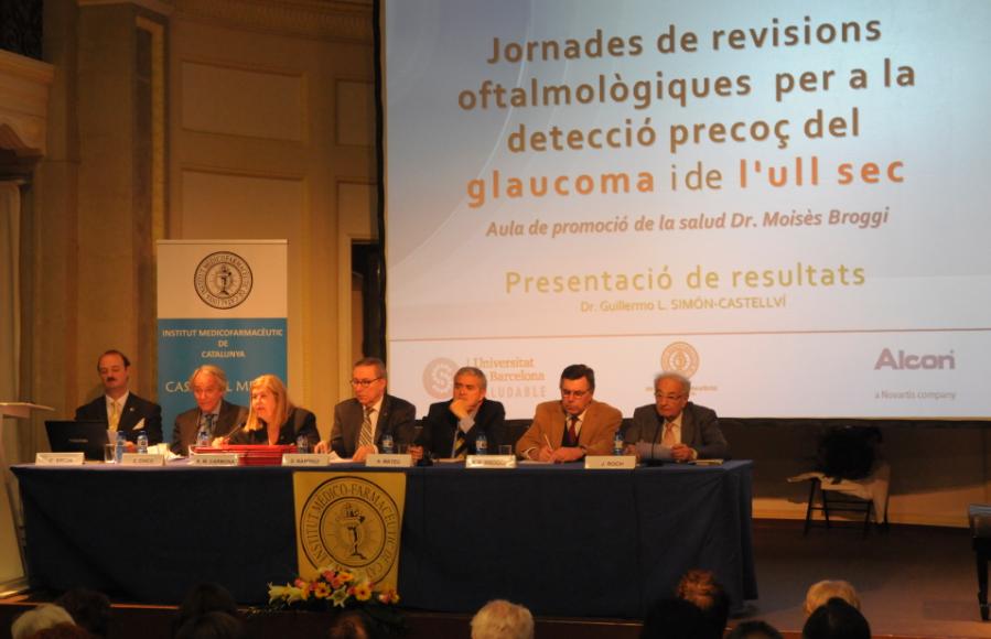 Una imatge de la cerimònia que va tenir lloc a la sala d’actes del Casal del Metge, sota la presidència del rector, Dr. Dídac Ramírez, i la Dra.  Anna Maria Carmona, presidenta de l’Institut Medicofarmacèutic de Catalunya.