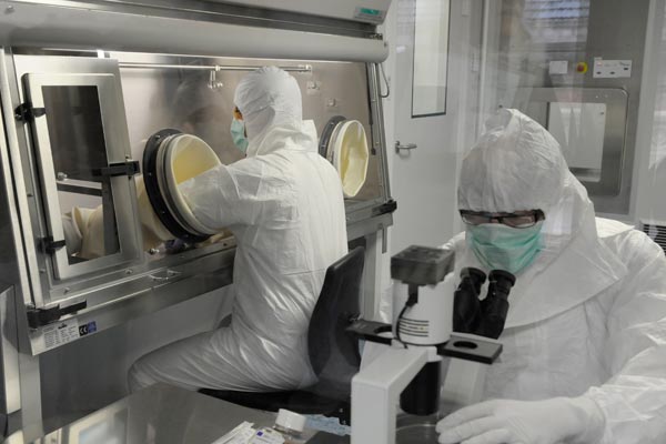 Sala de producció de medicaments cel·lulars i gènics combinats de la Unitat de Recerca i Desenvolupament del Programa de Teràpia Cel·lular de la UB.