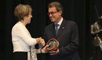El president Artur Mas lliura el premi Ramon Margalef d’Ecologia 2013 a l’oceanògrafa nord-americana Sallie W. Chisholm.