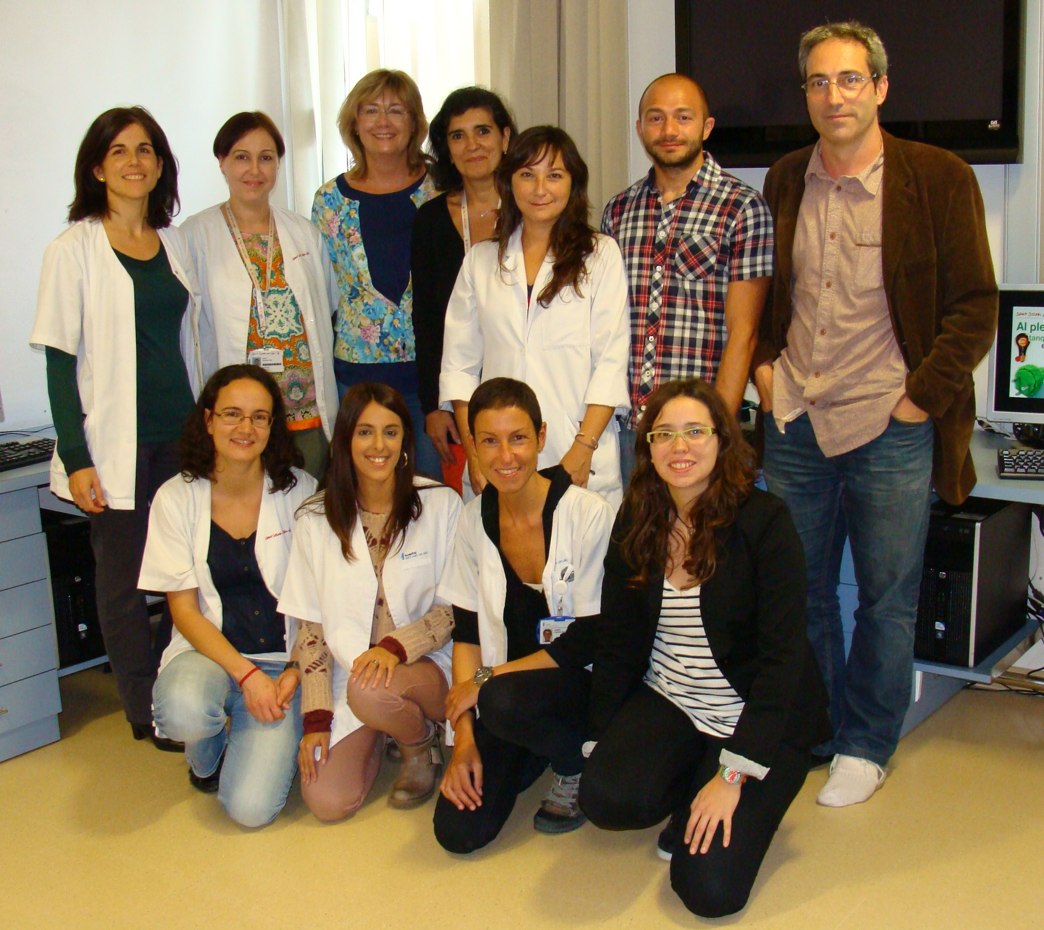 Una imatge de l'equip científic on participen els investigadors Bru Cormand, Claudio Toma, Amaia Hervás, Conchita Arenas i Alba Tristán, entre altres experts.