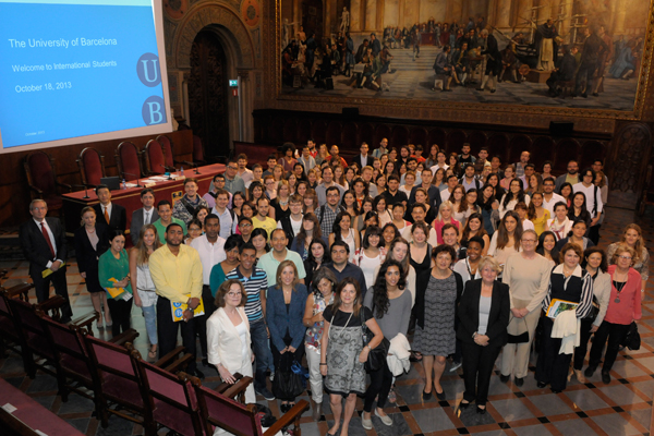 Foto de grup dels estudiants internacionals que han assistit a l’acte de benvinguda.