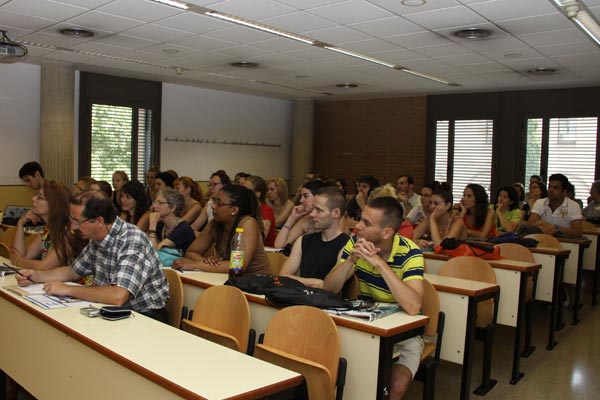 Una quarantena d’estudiants de català d’universitats de fins a quinze països participen en la primera Estada Lingüística d’Estiu a Barcelona.