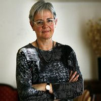 Lola Badia es va doctorar en Filologia Romànica el 1977 sota la direcció de Martí de Riquer.