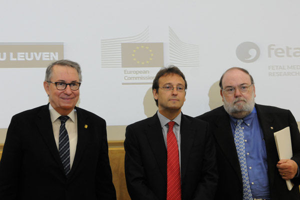 D'esquerra a dreta, el rector de la UB, Dr. Dídac Ramírez, el Dr. Eduard Gratacós i el Dr. Claudi Alsina, durant l'acte de presentació a l'Aula Magna de la Facultat de Medicina de la UB. 