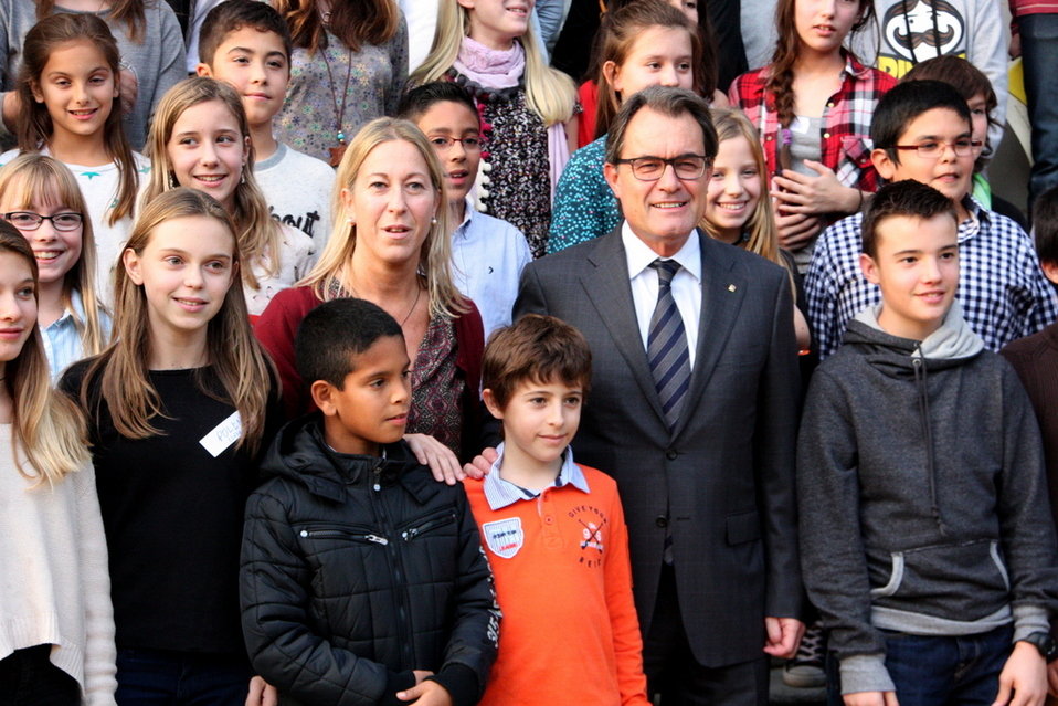 Foto de grup del president Artur Mas i els nens i adolescents que formen part del Consell.