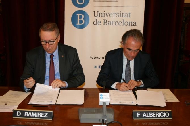El rector de la UB, Dr. Dídac Ramírez, i el rector de la Universitat Yachay Tech, Dr. Fernando Albericio, durant l'acte de signatura a la sala de juntes del Rectorat..
