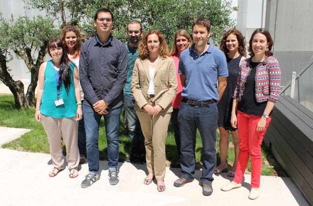 Al centre, Teresa Tarragó, cofundadora i CEO d'Iproteos, amb l'equip de l'<i>spin-off</i>. 
