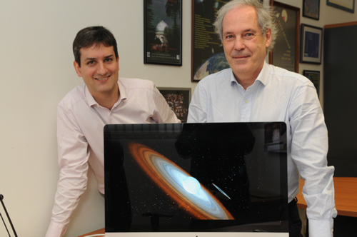 Animation of the system MWC 656. The Be star spins at extremely high speed, ejecting matter through an equatorial disc. Part of this matter falls on to the black hole forming an accretion disc. Animation: Gabriel Pérez - SMM (IAC). On the photo, UB researchers, Marc Ribó and Josep M. Paredes, who have participated in the research.