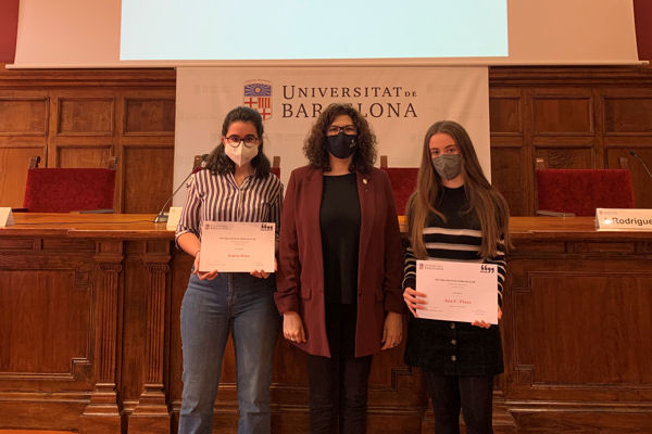 L’equip guanyador de la Lliga de Debat de la Universitat de Barcelona i la vicerectora d’Estudiants i Participació, Marta Ferrer. 