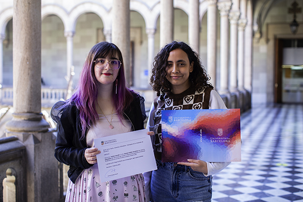 Les estudiants Ariadna Llauradó i Elisenda Pañella, del grau de Belles Arts, han recollit el premi al disseny guanyador.