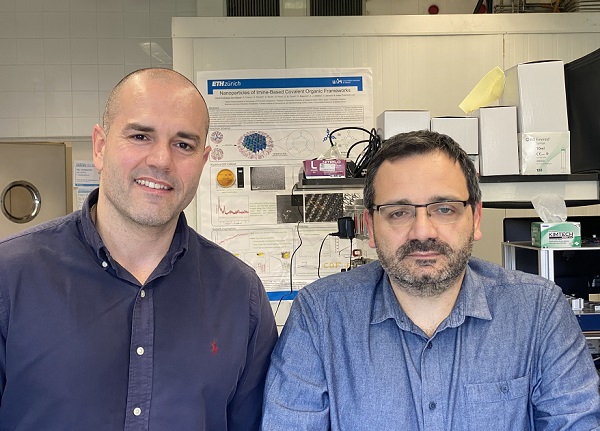 D'esquerra a dreta, els experts Josep Puigmartí-Luis i Alessandro Sorrenti, de la Facultat de Química i l’Institut de Química Teòrica i Computacional (IQTC) de la UB. 