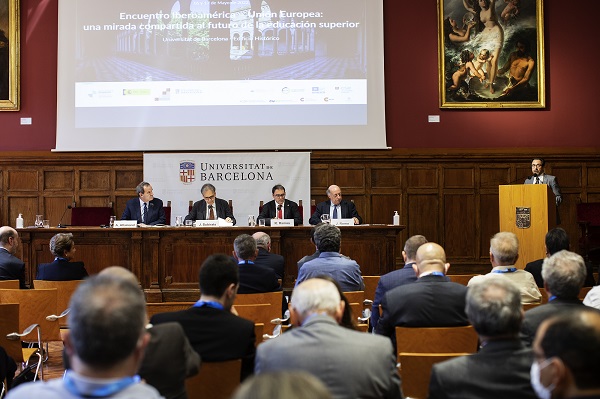 El rector de la Universitat de Barcelona, Joan Guàrdia, va obrir les sessions congratulant-se que un acte de la dimensió de la Trobada Iberoamèrica - Unió Europea tingués lloc a la UB.