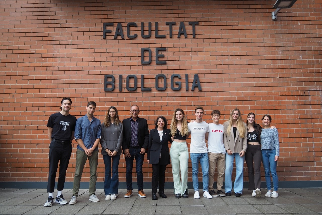 L'equip d'estudiants de la Facultat de Biologia amb el vicerector de Recerca, Jordi Garcia-Fernàndez, i la degana de la Facultat, Rosina Gironès. 