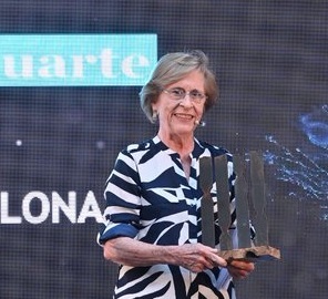 Roser Gonzàlez Duarte, catedràtica emèrita de Genètica de la UB, va ser distingida amb el Premi SCB Trajectòria Professional Leandre Cervera.