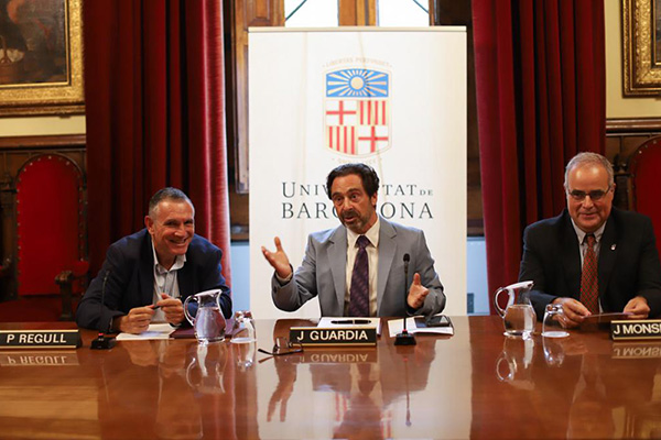 El rector de la UB, Joan Guàrdia, i l’alcalde de Vilafranca del Penedès, Pere Regull, han signat la renovació del conveni de col·laboració per al desenvolupament de la Càtedra UB Llorens i Barba Ciutat de Vilafranca. 
