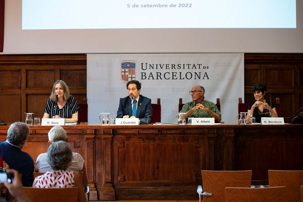 The rector of the UB, Joan Guàrdia, the director of the Joan Brossa UB Chair Glòria Bordons, together with the Dean of the Faculty of Education Roser Boix and the president of the Joan Brossa Foundation, Vicenç Altaió