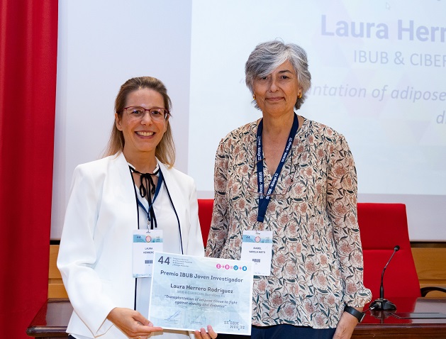 D'esquerra a dreta, la professora Laura Herrero i Isabel Varela, presidenta de la la Societat Espanyola de Bioquímica i Biologia Molecular (SEBBM). 