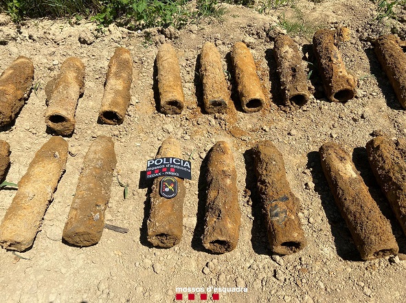The 74 war artefacts from the Spanish Civil War —without fuse and with ammunition inside— have been recovered in an old republican airfield in the town of les Preses (Girona).