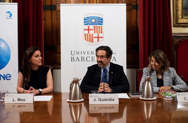 La directora d’Afers Públics de DANONE Iberia, Laia Mas, el rector, Joan Guàrdia, i la catedràtica M. Carmen Vidal, de la Facultat de Farmàcia i Ciències de l’Alimentació de la UB.