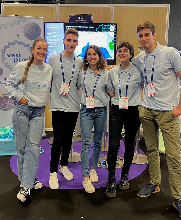 From left to right, the students Olalla Ramírez, Arnau Vila, Alicia Invernón, Julia Sánchez and Pau Marín, who represented the team in the iGEM synthetic biology competition
