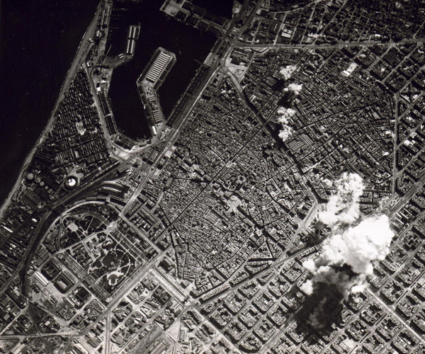 Bombardeo aéreo sobre Barcelona, el 17 de marzo de 1938. Foto: barcelonabombardejada.cat