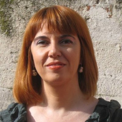 Raquel Pelta és doctora en Belles Arts per la UB, llicenciada en Geografia i Història, en Comunicació Audiovisual, en Publicitat i Relacions Públiques.