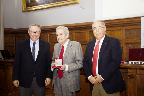 Josep Maria Bricall, exrector de la Universitat de Barcelona, amb el guardó de l'ACUP. Foto: Aida Lirola 
