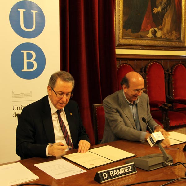 El rector, Dr. Dídac Ramírez, i el director de la FIT, Sr. Albert Alberich, en l'acte de signatura del conveni