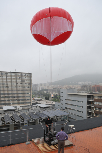 The prototype balloon taking off from the terrace roof of the Faculty of Physics at the University of Barcelona.