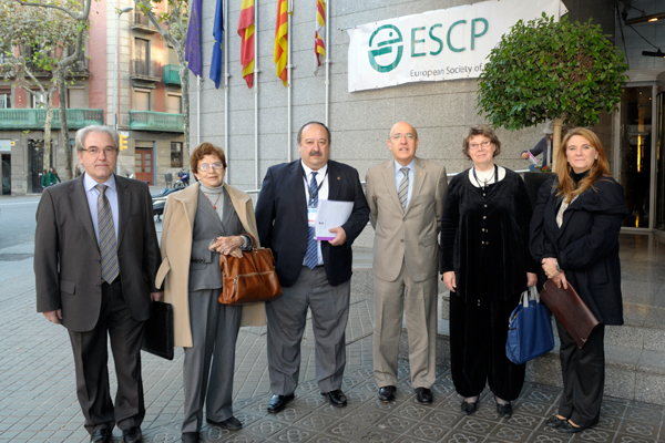 Diverses autoritats acadèmiques i institucionals a l'inici del 41è Simposi de la Societat Europea de Farmàcia Clínica a Barcelona.