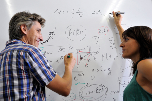 Els investigadors de la Facultat de Física de la UB Marián Boguñá i M. Àngels Serrano.