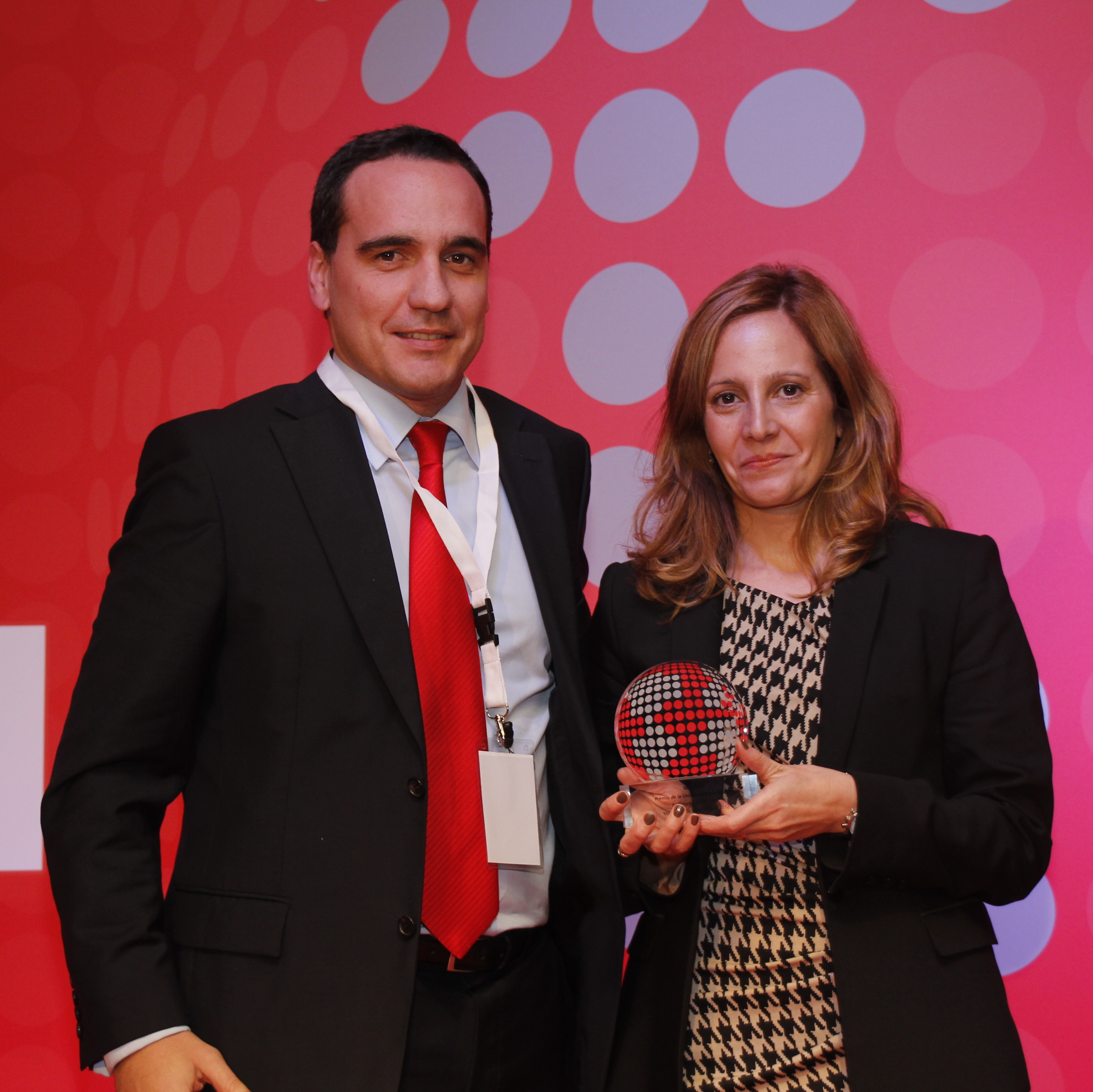 Teresa Tarragó, investigadora de l’Institut de Recerca Biomèdica de Barcelona de la UB, recull el premi.