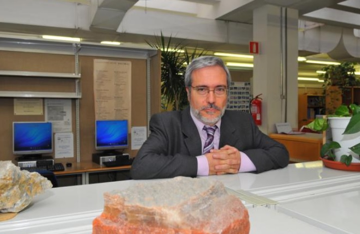 Lluís Cabrera és catedràtic d’Estratigrafia al Departament de Dinàmica de la Terra i de l’Oceà. 