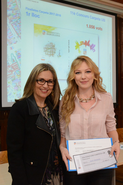La vicerectora Alba Ambròs i l'estudiant de Relacions Laborals Maria Nikolaenko, que ha guanyat el concurs.