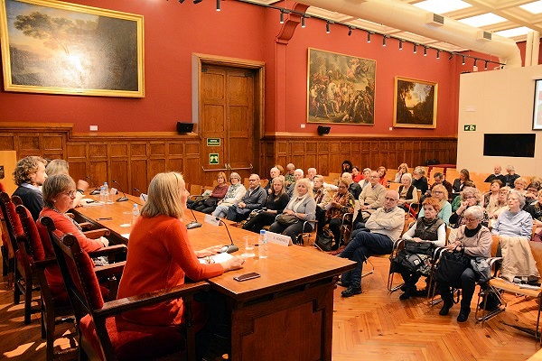 L’Aula Magna va acollir una taula de debat organitzada per la Universitat de l’Experiència i la Fundació Agrupació.