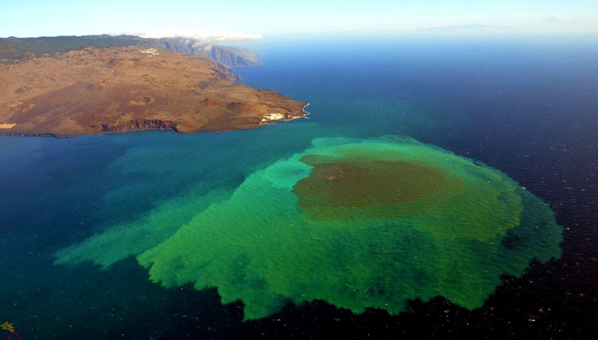 El volcán submarino Tagoro, formado a raíz de la erupción volcánica en la isla canaria de El Hierro, entre finales de 2011 e inicios de 2012.  