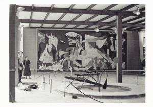 La <i>Font de mercuri</i>, d’Alexander Calder, era al pati del pavelló del 1937. Al fons es pot veure el <i>Guernika</i>.