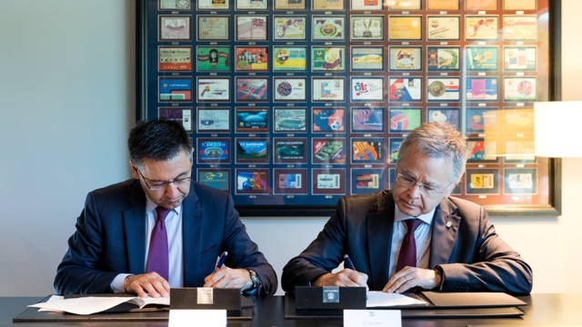 El president del FC Barcelona, Josep Maria Bartomeu, i el rector de la UB, Joan Elias, en la signatura del conveni de col·laboració entre les dues institucions. 